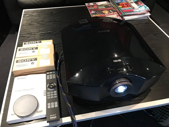 Sony VPL-HW-30 Gebrauchtgerät mit 12 Monaten Gewährleistung schwarz ( 2029 Stunden)